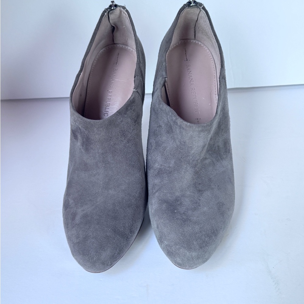 BANANA REPUBLIC Booties Women Size 7.5 Gray Suede High Heels Stiletto Zip Ankle